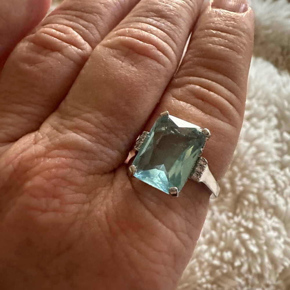 Elegant Silver and Blue Gemstone Ring - Picture 4 of 7